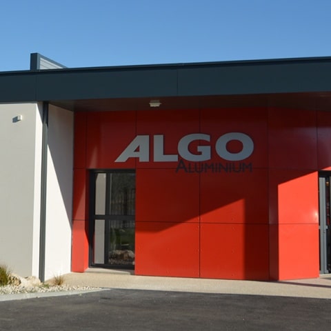 Façade avec logo de l'entreprise Algo Aluminium